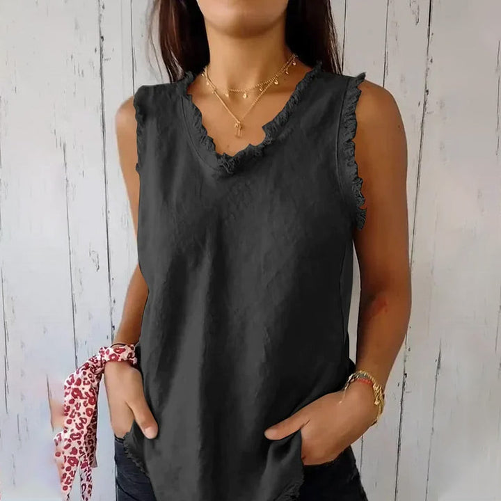 Comfortabele mouwloze dames tanktop met modieuze V-hals en unieke gerafelde randen, ideaal voor de zomer.