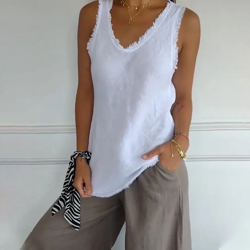 Modieuze dames tanktop met V-hals en gerafelde randen; een comfortabele en casual mouwloze zomertop.