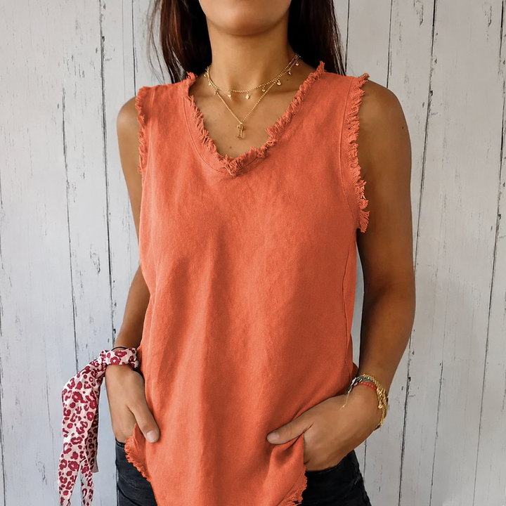 Stijlvolle dames tanktop met V-hals, distinctieve gerafelde randen en mouwloos ontwerp, perfect voor casual zomerkleding.