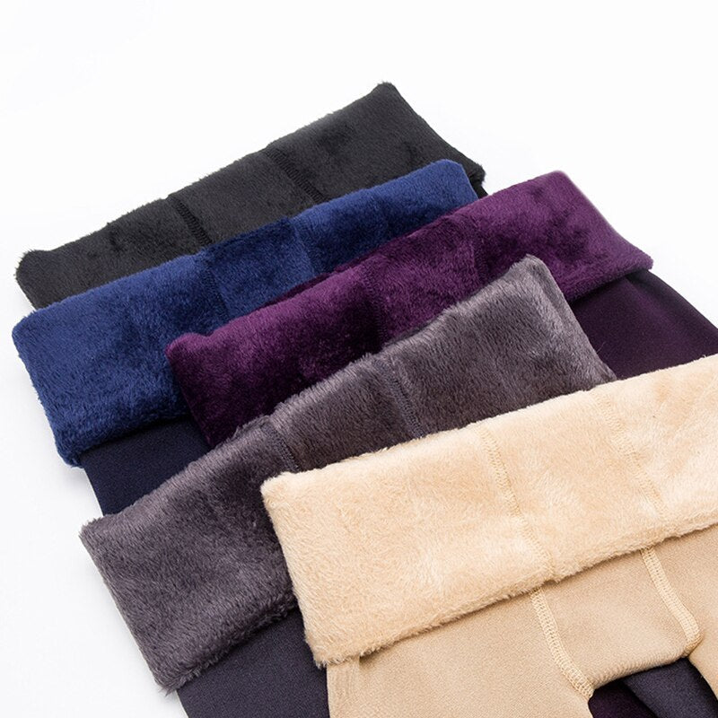 Zwarte dames thermo legging met hoge taille, perfect voor koude winteravonden en herfstmode.