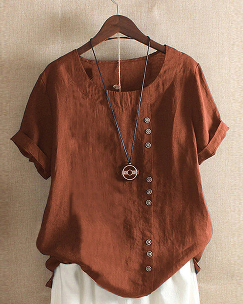 Modieuze dames top met decoratieve knoopdetails en korte mouwen. Chique toevoeging aan je lente/zomer garderobe.