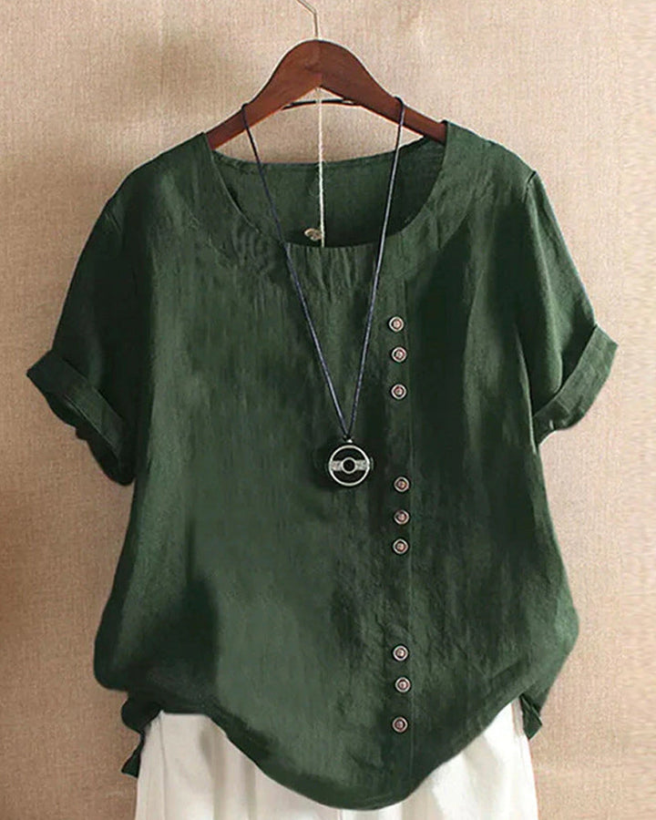 Veelzijdige dames top korte mouwen, met knoopdetails. Perfect voor casual outfits of geklede lente-looks.
