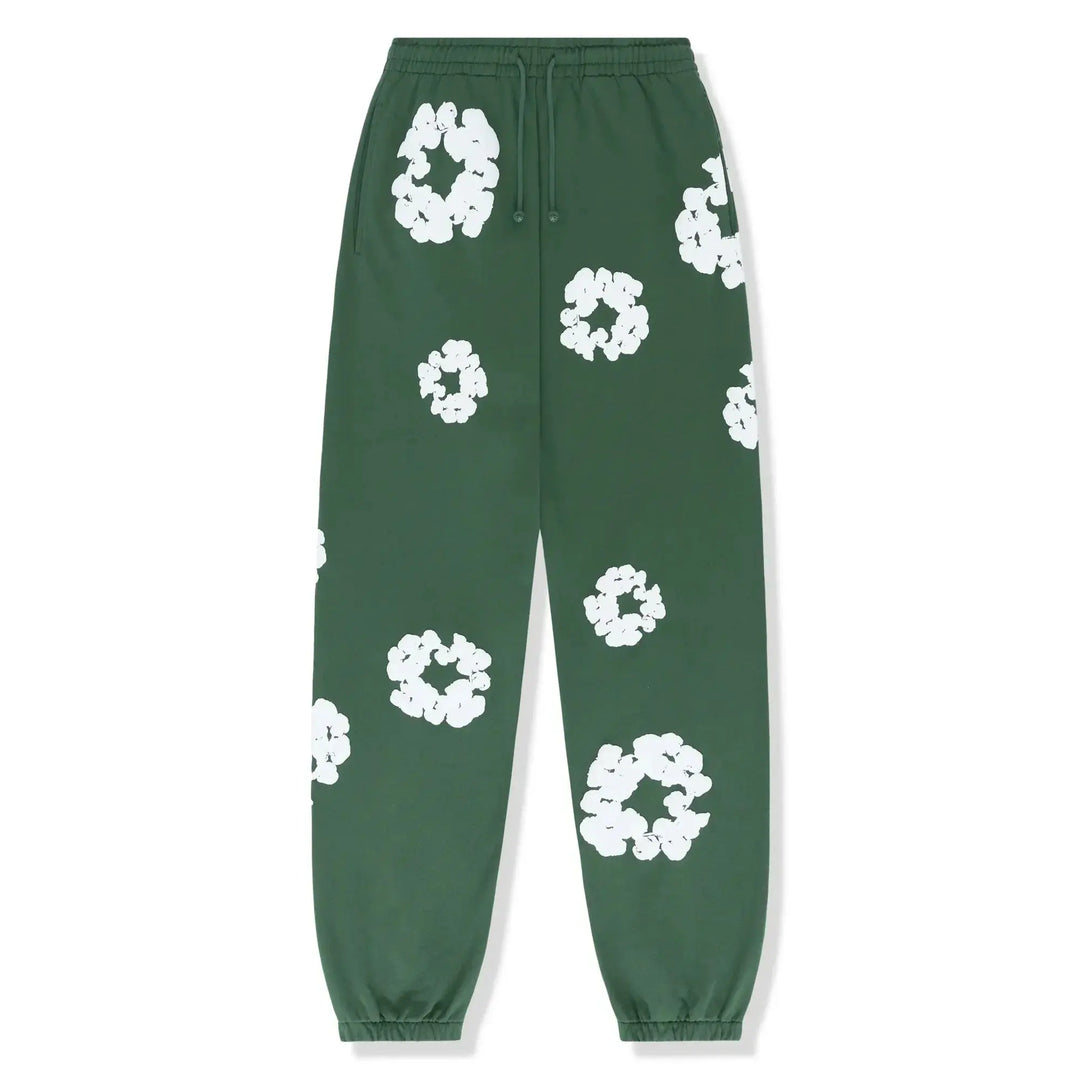 Vooraanzicht van de Selvianne dames trainingsset, met casual hoodie en broek en trendy bloemmotief.