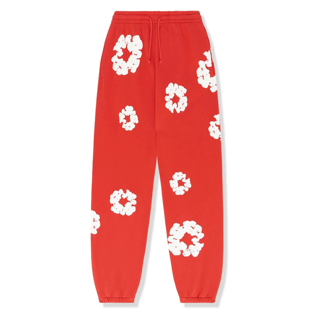 Model draagt de trendy Selvianne dames trainingsset met bloemen, voor een comfortabele en stijlvolle outfit.