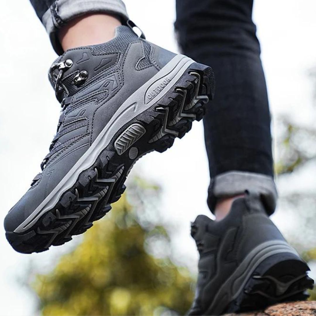 Robuuste dames sneakers, waterdicht, ontworpen voor grip en stabiliteit op diverse terreinen.