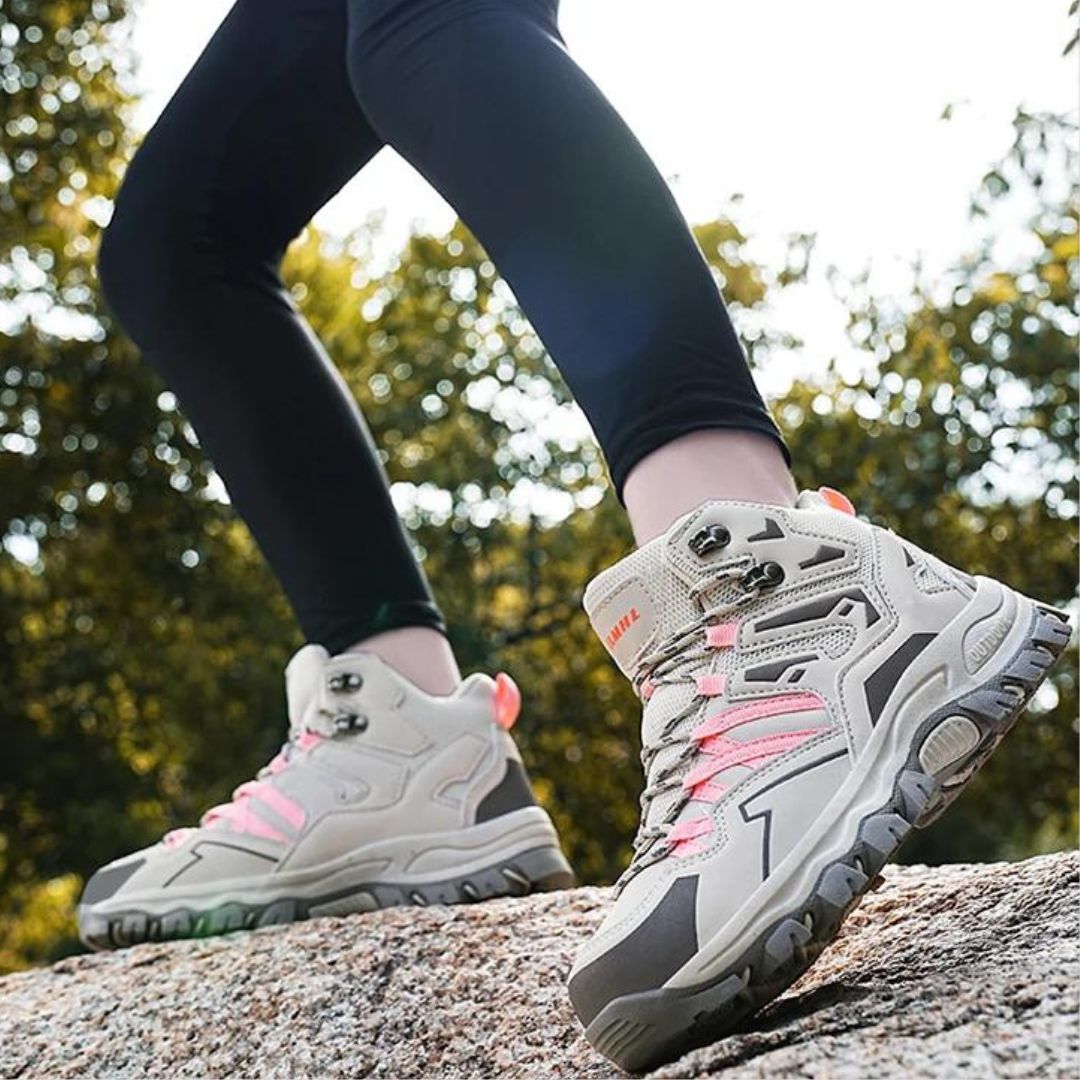Dames trekkingschoenen, waterdicht, met ondersteunende pasvorm en grip voor lange tochten.