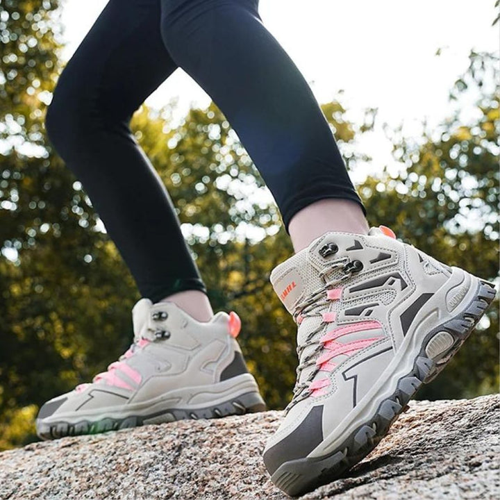 Dames trekkingschoenen, waterdicht, met ondersteunende pasvorm en grip voor lange tochten.