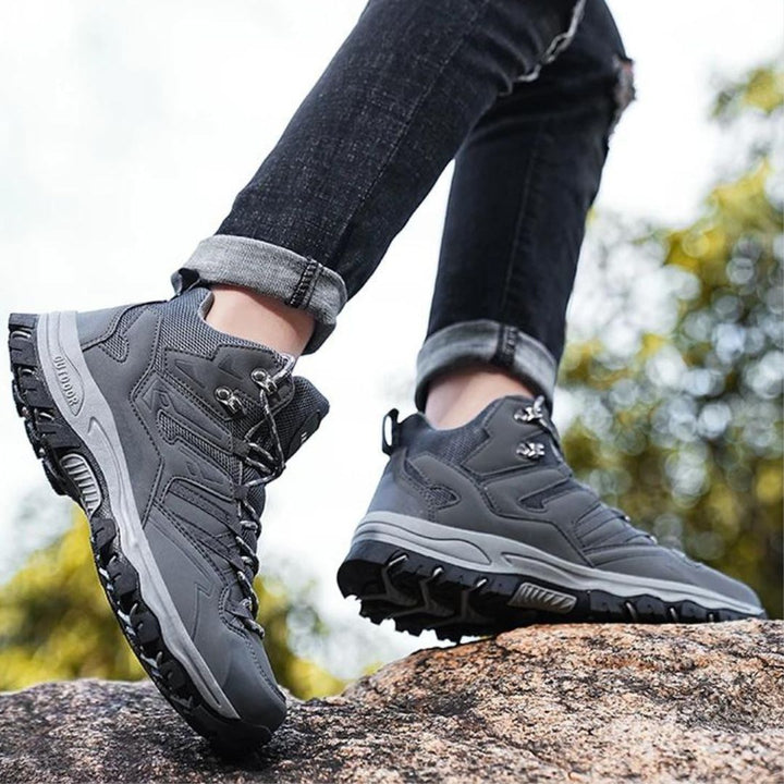 Functionele waterdichte dames trekkingschoenen met robuuste grip en comfortabele demping.