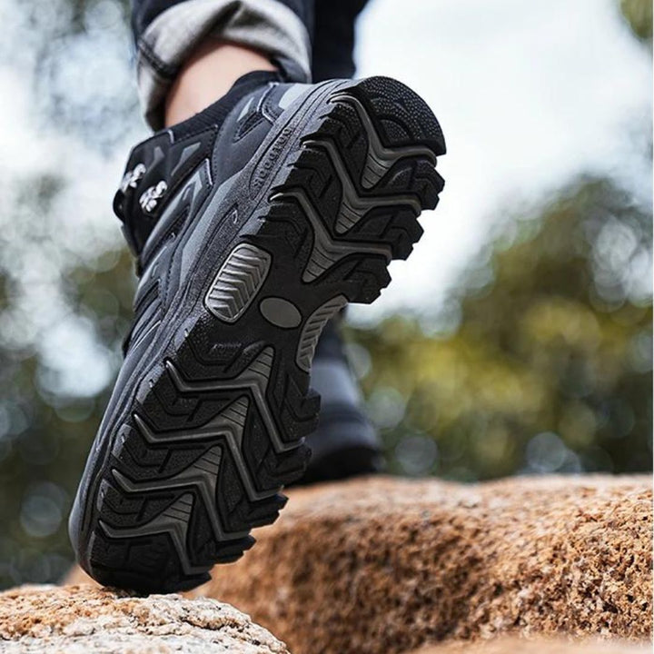 Comfortabele dames sneakers, perfect voor trekking, met waterdichte bescherming en grip.