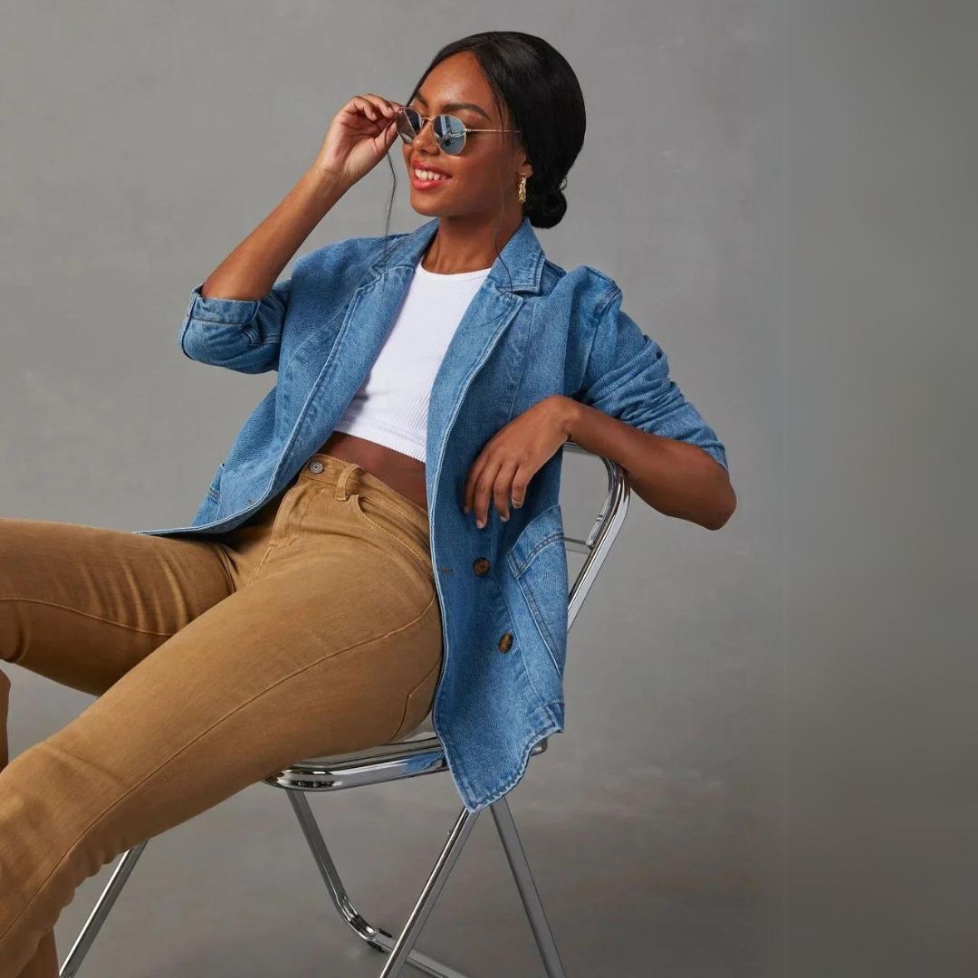 Chique dames blazer, essentieel voor een moderne kledingkast. Geschikt voor alle seizoenen.