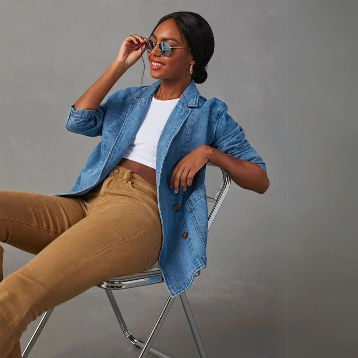 Chique dames blazer, essentieel voor een moderne kledingkast. Geschikt voor alle seizoenen.
