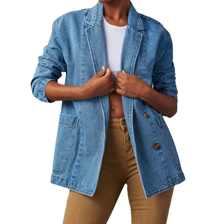 Comfortabele damesblazer, combineert trendy stijl met functionaliteit voor een complete look.