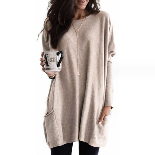 Dames trui met lange mouwen en losse pasvorm, genietend van een casual chic moment. Comfortabele eigentijdse mode.
