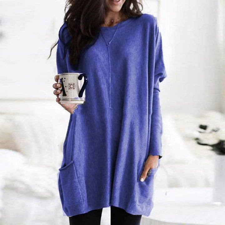 Model draagt comfortabele dames trui met lange mouwen, losse pasvorm, perfect voor eigentijdse mode en veelzijdigheid.