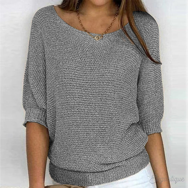 Deze elegante dames trui met open ronde hals biedt comfort en klasse voor elke gelegenheid.