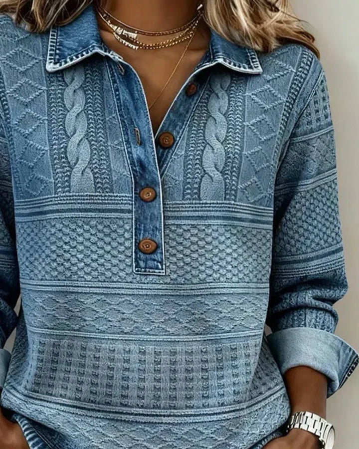 Vrouw draagt een comfortabele dames trui met polokraag en structuur. Een veelzijdige top voor casual chic en elegantie.