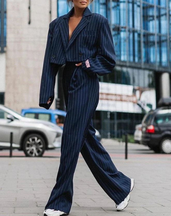 Elegante tweedelige dames blazer set met comfortabele pantalon. Perfect voor een professionele en modieuze uitstraling.