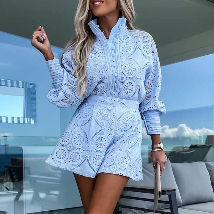 Dames tweedelige kanten set met elegante broderie top en high-waist short; perfecte zomeroutfit.