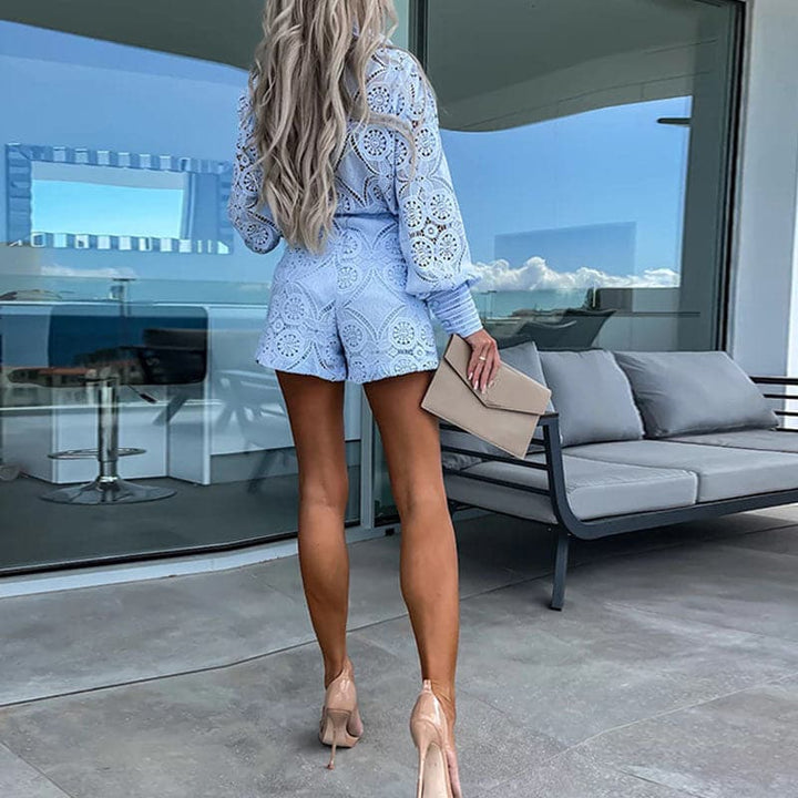 Stijlvolle kanten top en bijpassende high-waist short voor dames; ideale zomer co-ord set.