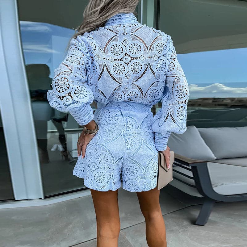 Elegante dames kanten zomeroutfit: tweedelige set met broderie top en hoge taille short.