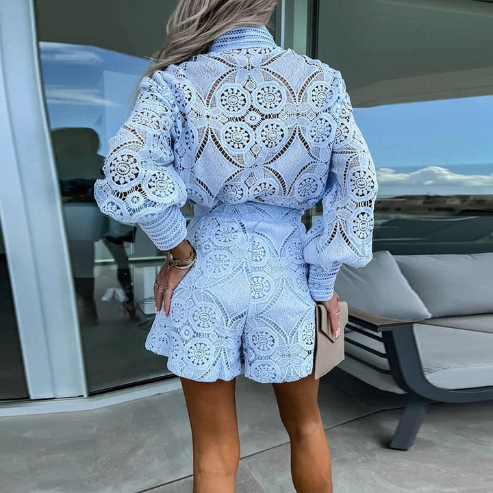 Elegante dames kanten zomeroutfit: tweedelige set met broderie top en hoge taille short.