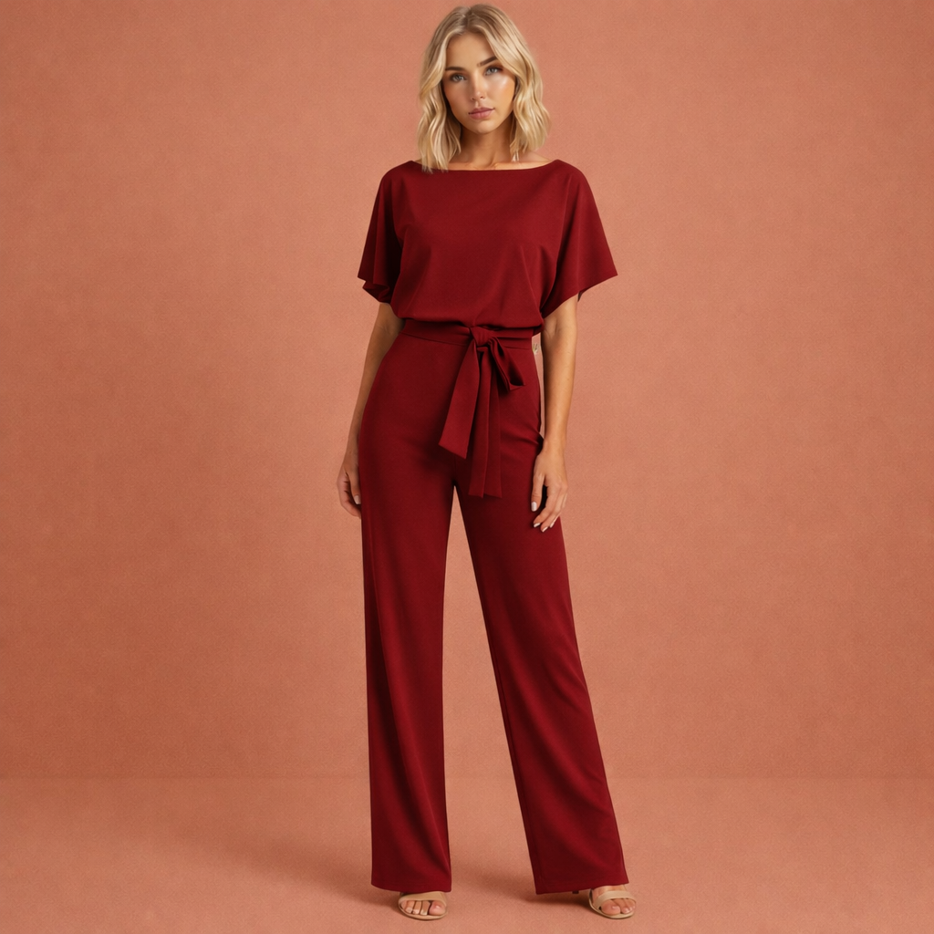 De elegante ceintuur accentueert de taille van deze tweedelige dames set. Perfecte mode voor lente/zomer.