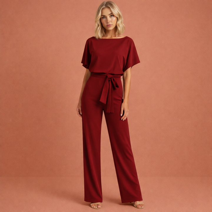 De elegante ceintuur accentueert de taille van deze tweedelige dames set. Perfecte mode voor lente/zomer.