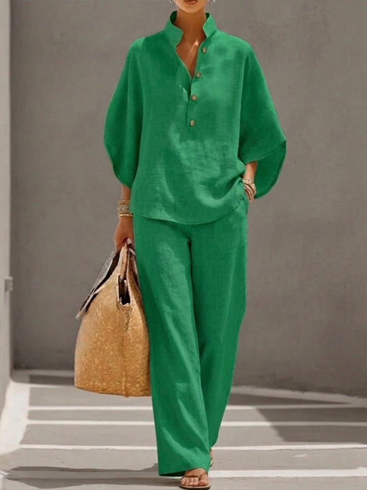 Comfortabele casual chic dames tweedelige set. Wijde broek en top met vleermuismouwen voor de lente.