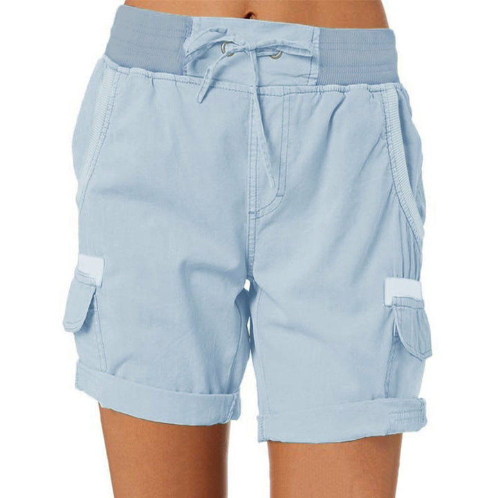 Achteraanzicht van dames cargo shorts, met functionele zakken en elastische taille.