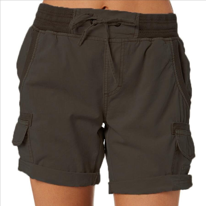Model draagt comfortabele dames cargo shorts, ideaal voor actieve zomerdagen.