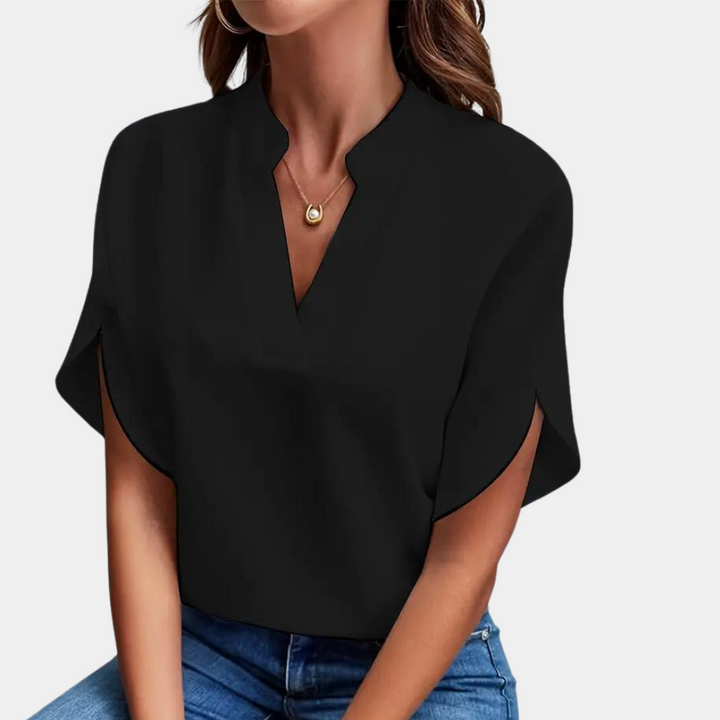 Modieuze dames top met flatterende V-hals en korte mouwen. Perfect voor casual elegante dameskleding.