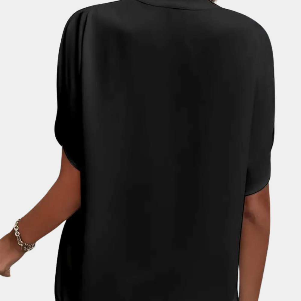Luchtige dames zomerblouse met V-hals, korte mouwen en comfortabele pasvorm. Machinewasbaar en elegant.