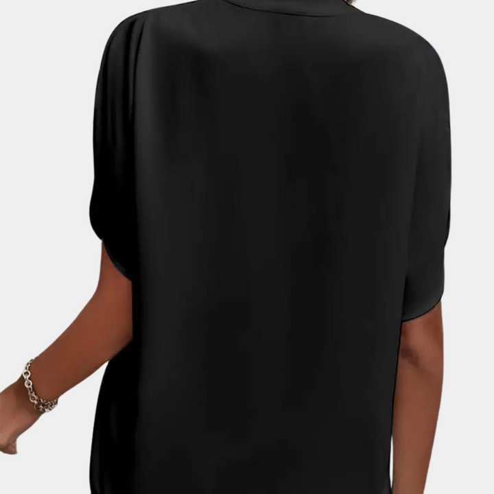 Luchtige dames zomerblouse met V-hals, korte mouwen en comfortabele pasvorm. Machinewasbaar en elegant.