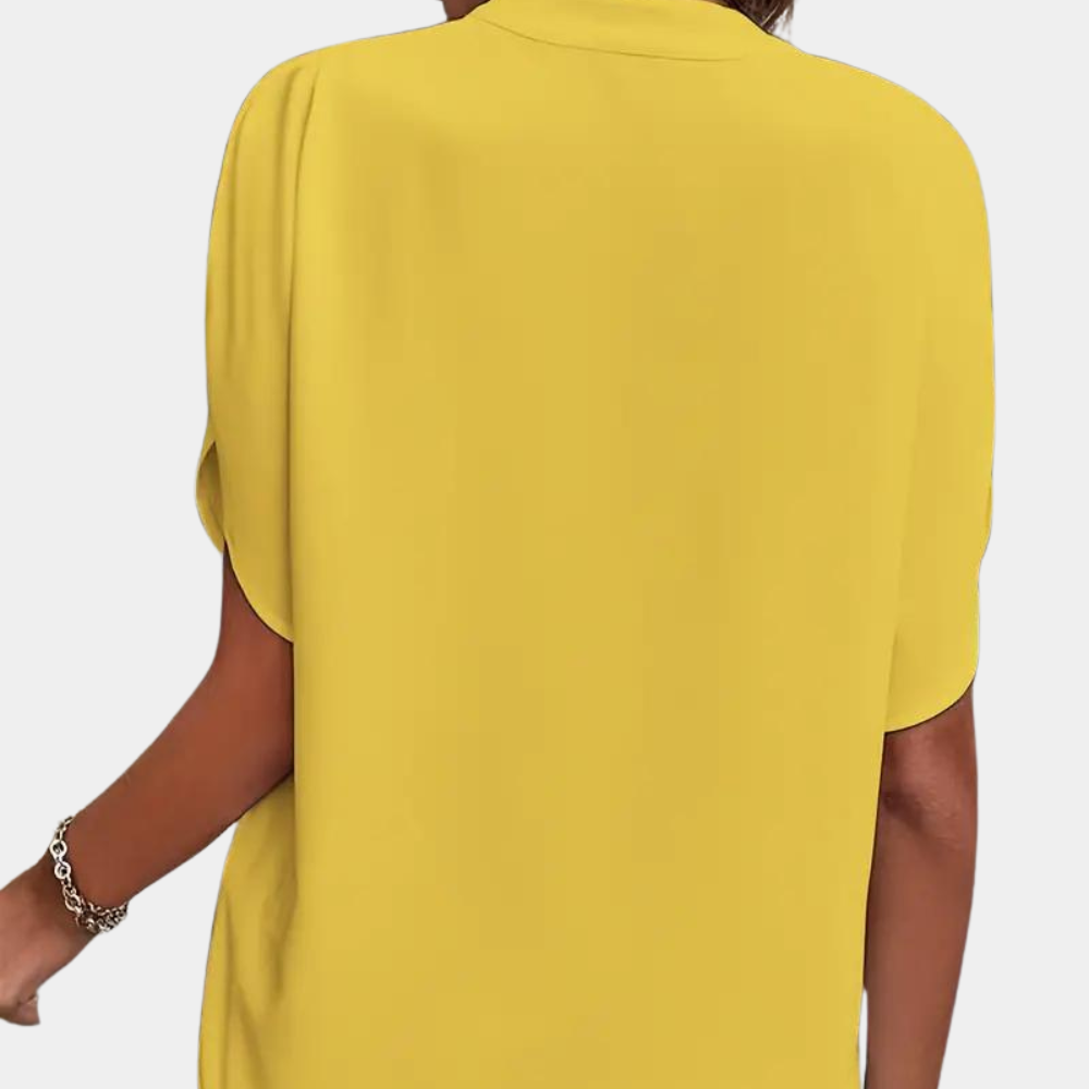 Stijlvolle damesblouse met V-hals en korte mouwen, een tijdloze top voor elke dag. Luchtig en modieus.