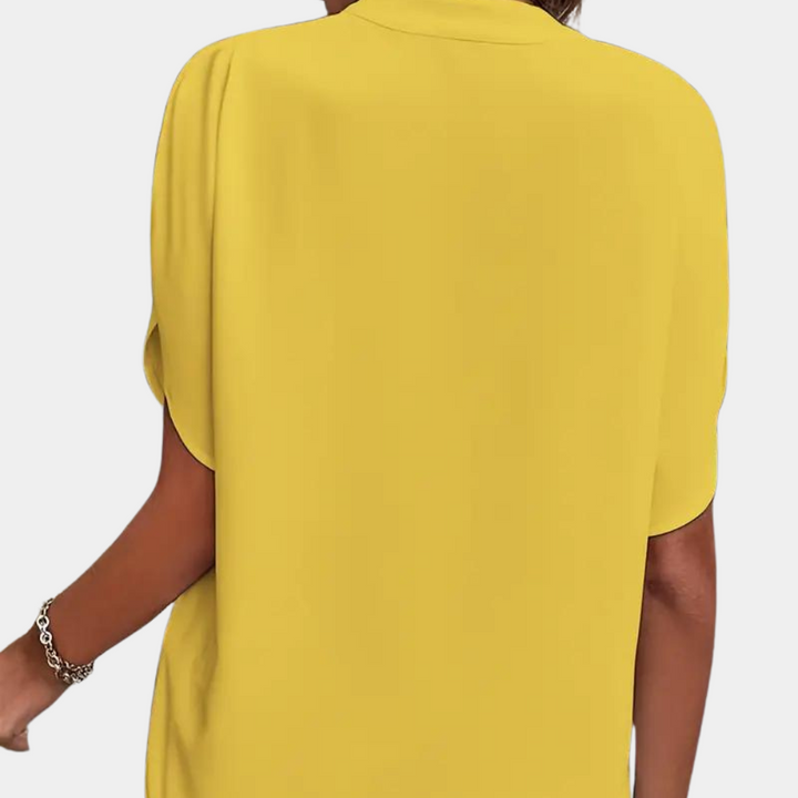 Stijlvolle damesblouse met V-hals en korte mouwen, een tijdloze top voor elke dag. Luchtig en modieus.