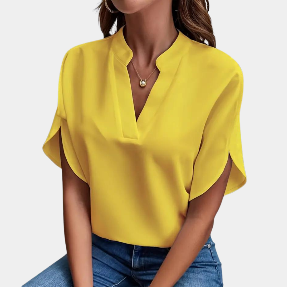 Damesmodel draagt elegante V-hals blouse met korte mouwen, luchtig en comfortabel voor de zomer.