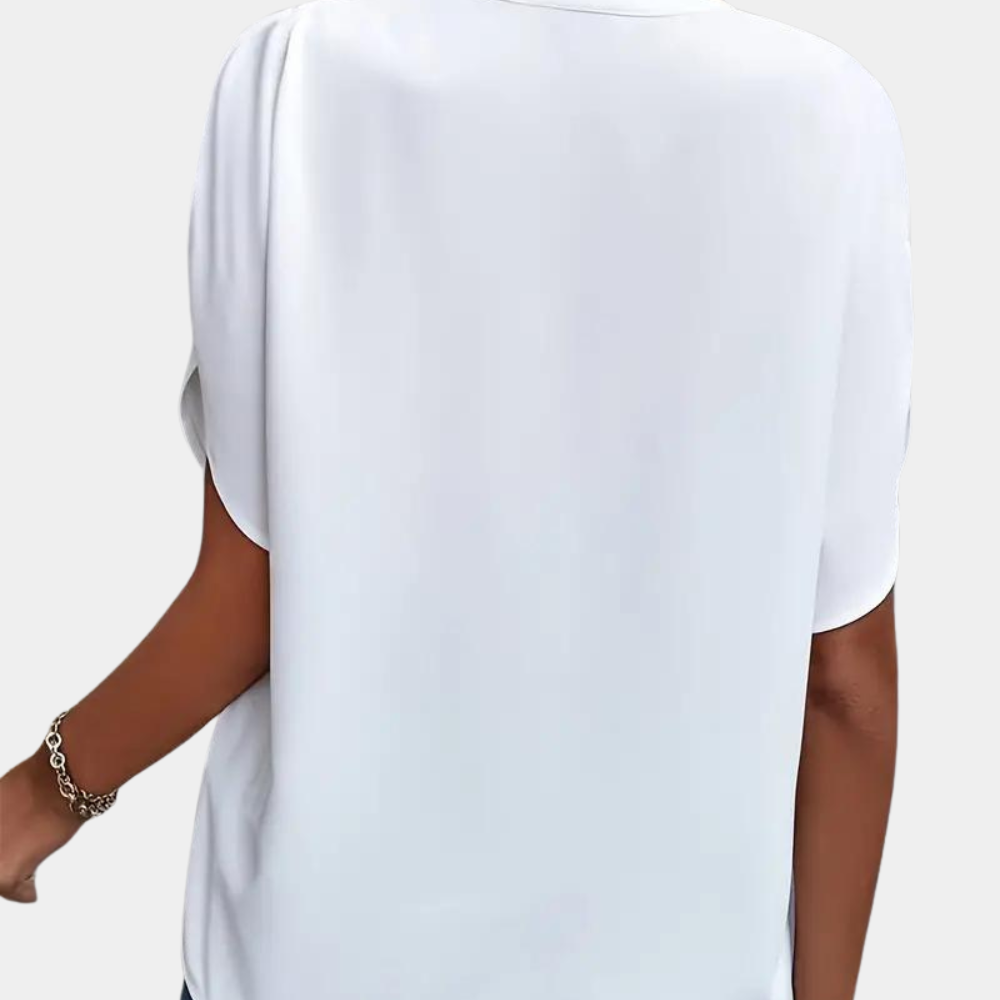 Detail van de luchtige stof en pasvorm van de dames V-hals blouse met korte mouwen. Perfecte zomerkleding.