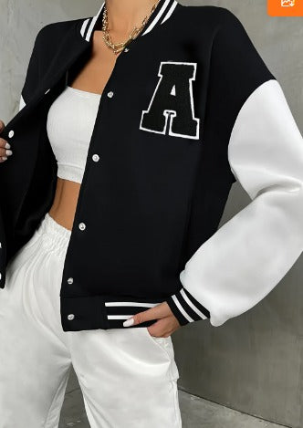 Dames varsity bomberjack met letterprint, sportief en stijlvol voor casual streetwear. Ideaal voor de lente.
