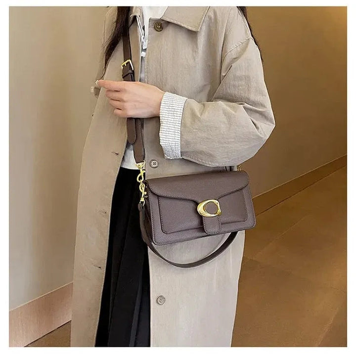 Dames vegan leren tas met veilige magnetische sluiting, ideaal voor al je essentiële spullen.
