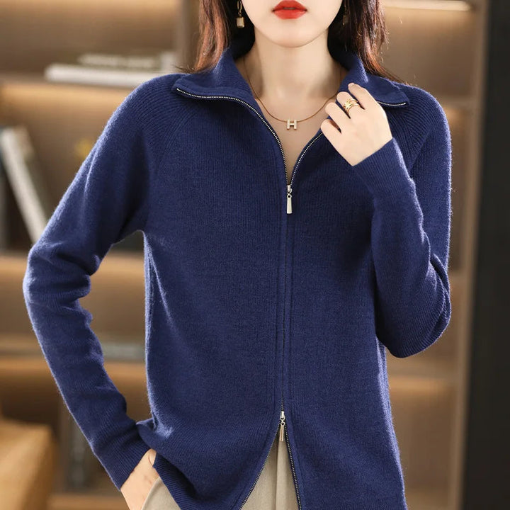 Close-up van de dubbele rits op dit comfortabele dames vest, een modieus detail.