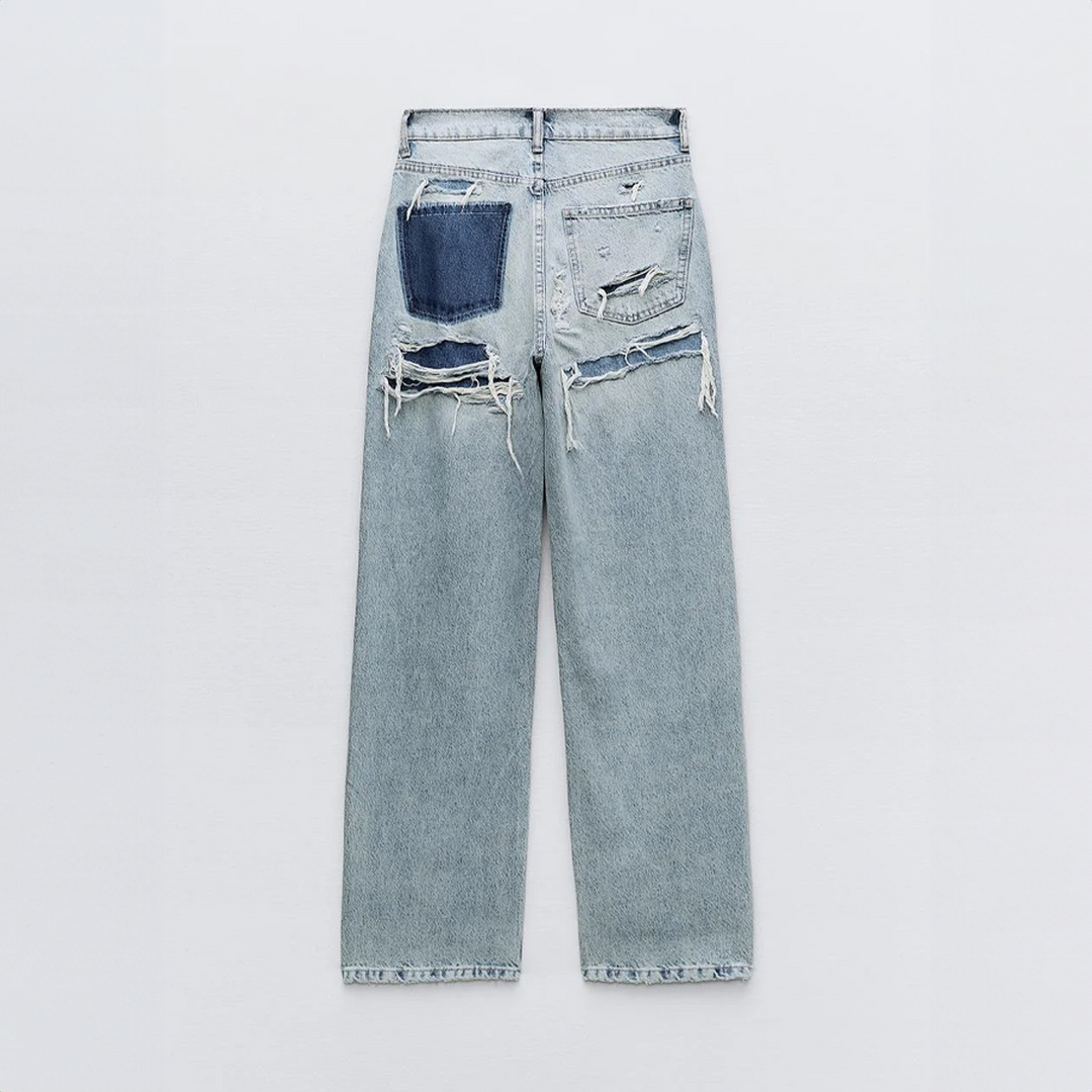 Achterkant van dames vintage ripped jeans met relaxte pasvorm, perfecte comfort jeans voor mode.