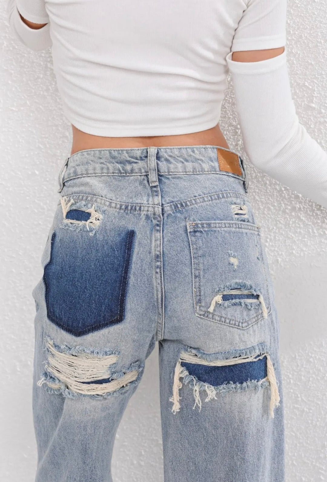 Zijkant van dames vintage blauwe jeans met relaxte pasvorm. Casual en comfortabele straight fit.