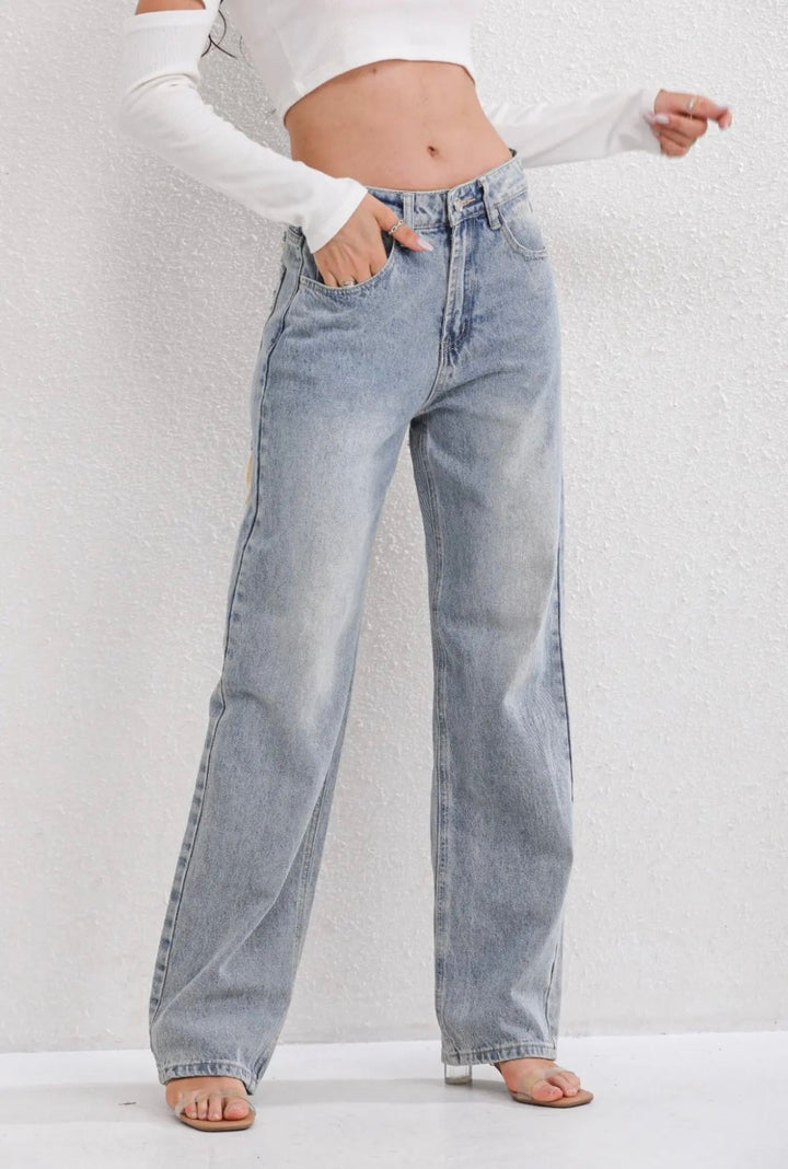 Streetstyle dames vintage ripped jeans met relaxte pasvorm. Comfortabele straight fit voor een trendy look.