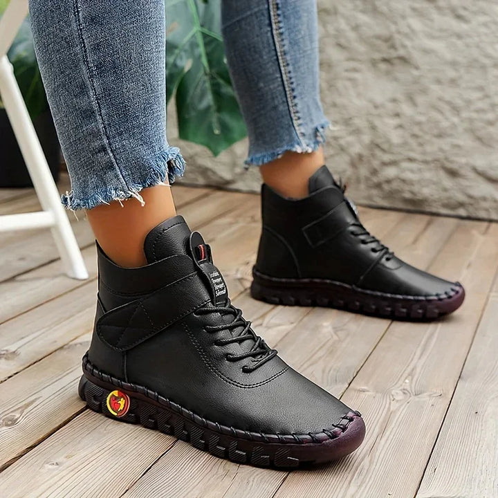 "Dames wandelschoenen, beige, gewatteerde binnenzool, gripvolle zool, hoge enkelsluiting, outdoor comfort en stijl."