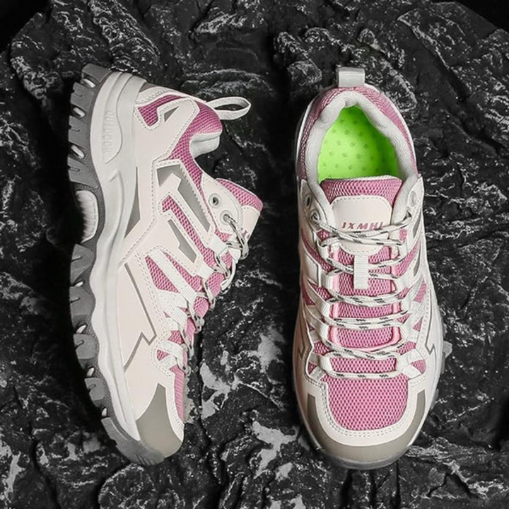 Sportieve dames wandelschoenen met superieure grip en stabiliteit, perfect voor wandelingen in de natuur.