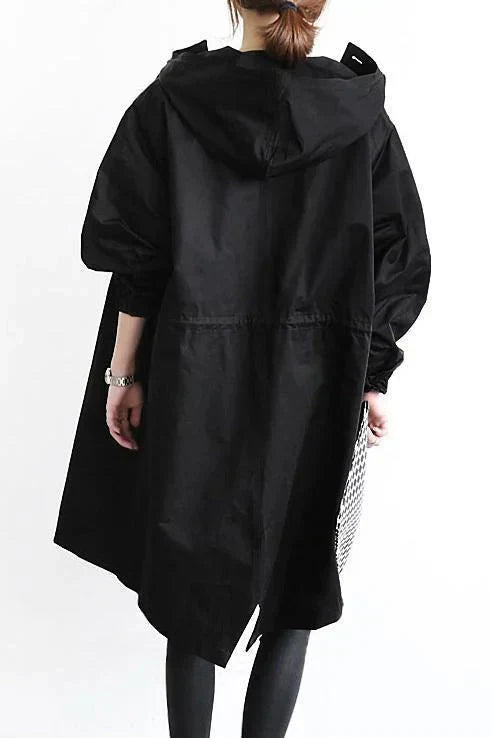 Comfortabele en stijlvolle dames regenjas, ideaal voor een droge look in de stad.