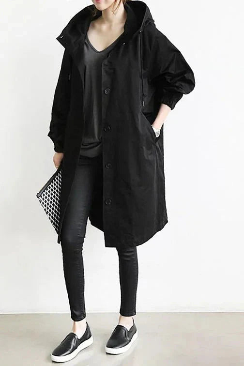Moderne waterafstotende buitenjas voor dames, met handige capuchon. Houdt je droog en chic.