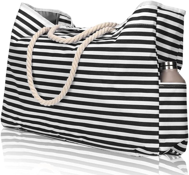 Detailopname van de gestreepte print op de waterdichte extra grote dames strandtas.