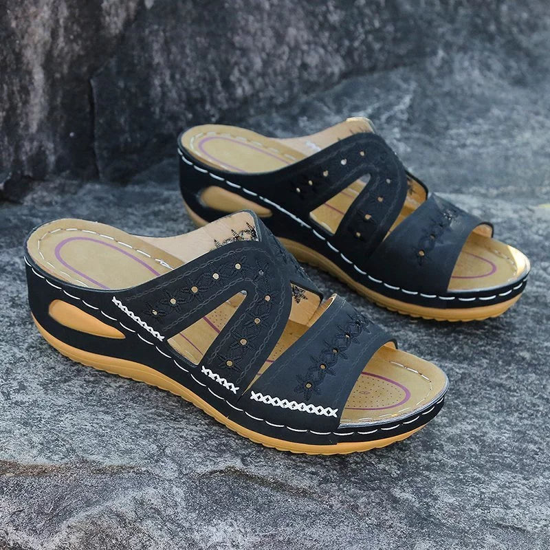 Elegante dames sandalen met uniek uitgesneden patroon en verhoogd comfort door wigzool. Zomerschoenen mode.
