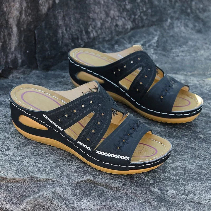 Elegante dames sandalen met uniek uitgesneden patroon en verhoogd comfort door wigzool. Zomerschoenen mode.